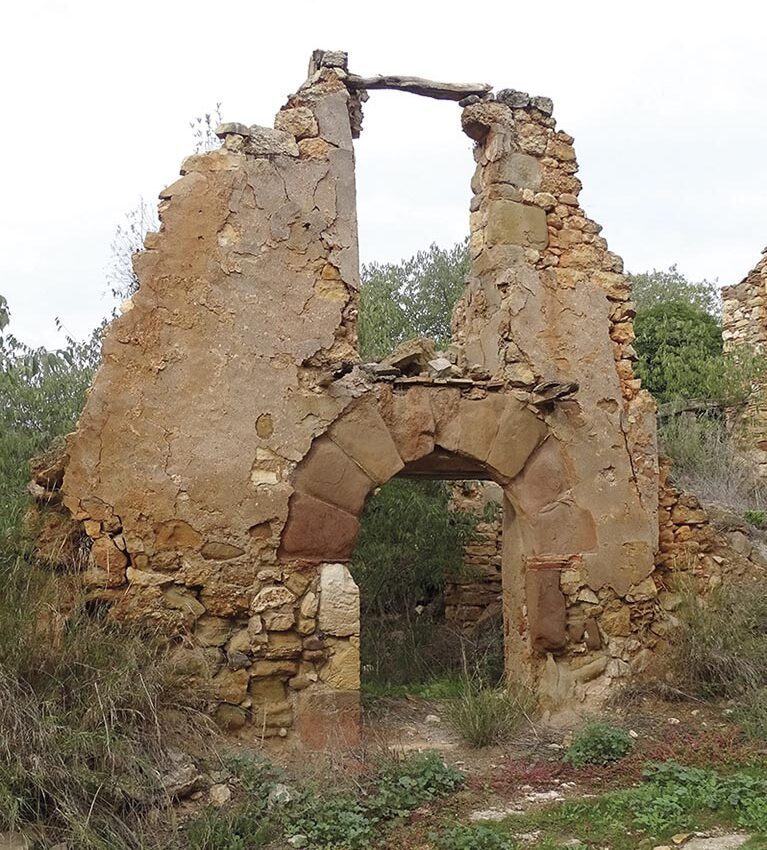 P24 273 Muraille Finestras 03