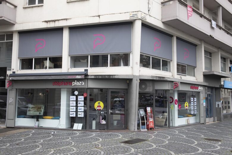 P16 282 Plaza 01