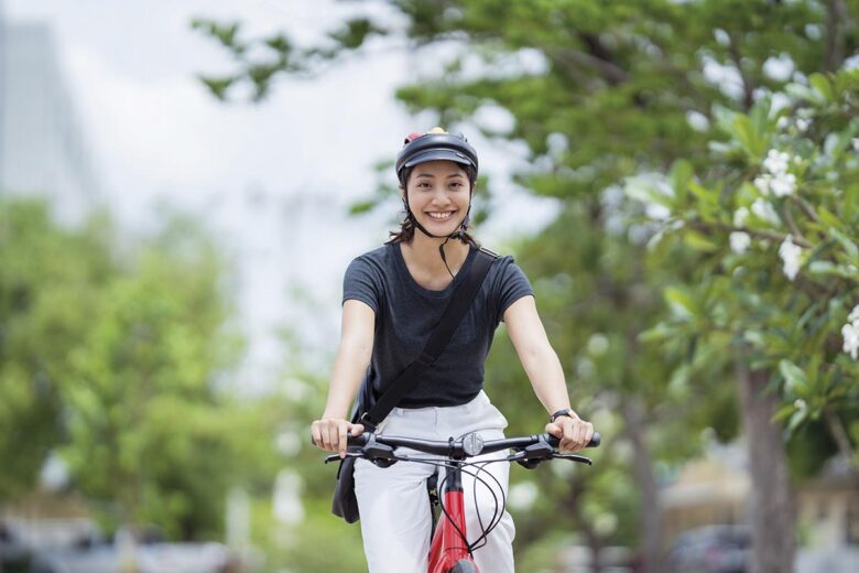 Asian men ride bikes to work She is happy and safe.