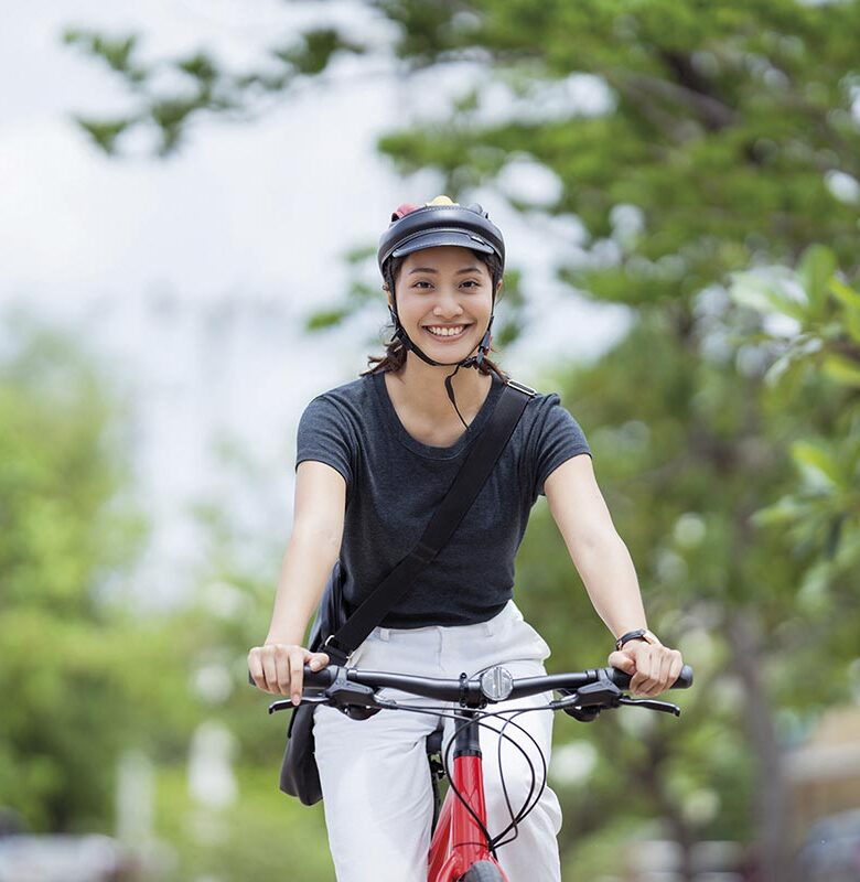 Asian men ride bikes to work She is happy and safe.