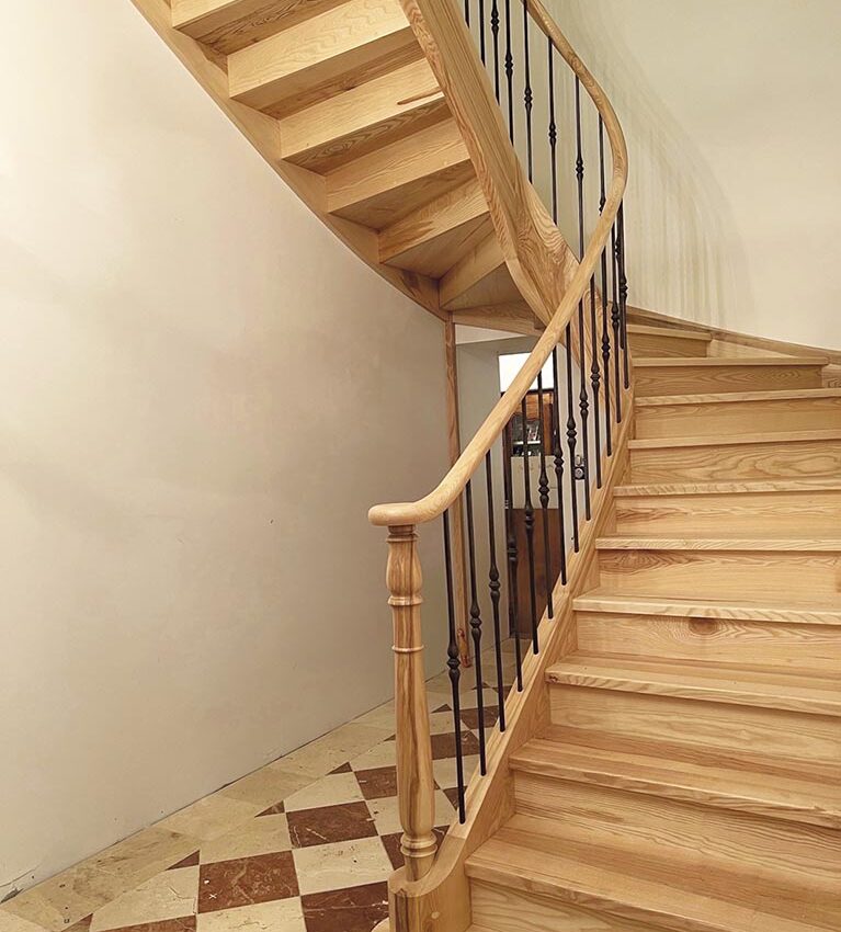 P21 326 AL ESCALIER 03
