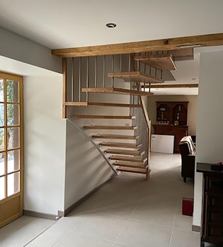 P19 329 AL ESCALIERS 01